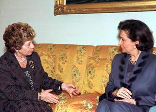 La Signora Franca Pilla Ciampi con la Signora Suzanne Mubarak, Consorte del Presidente della Repubblica Araba d'Egitto, poco prima della colazione al Quirinale
