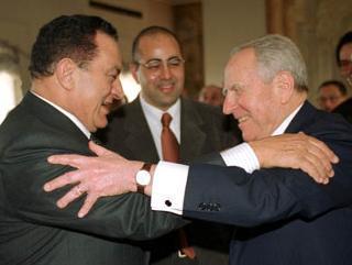 Il Presidente Ciampi con il Presidente della Repubblica Araba d'Egitto Hosny Mubarak, al termine dell'incontro