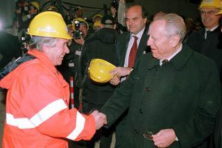 Il Presidente Ciampi con a fianco il Ministro dei Trasporti Luigi Bersani ed il Presidente delle F.S. Claudio Demattè saluta uno degli operai autore dell'abbattimento del diaframma nella galleria ferroviaria