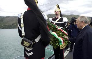 Il Presidente Ciampi, a bordo della nave della Marina Militare italiana &quot;Garibaldi&quot;, assiste al lancio di una corona d'alloro in memoria dei militari italiani scomparsi nell'affondamento delle navi che li trasportavano in prigionia