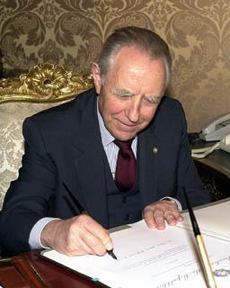 Il Presidente Ciampi firma il decreto di scioglimento delle Camere