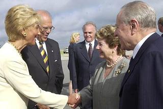 Il Presidente della Repubblica Carlo Azeglio Ciampi e la moglie Franca vengono accolti all'aeroporto Carrasco dal Presidente della Repubblica Orientale di Uruguay Jeorge Batlle e dalla moglie Mercedes