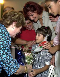 La Signora Franca Pilla Ciampi offre i suoi fiori ad una bambina italo-uruguayana, al termine dell'incontro alla Casa degli Italiani