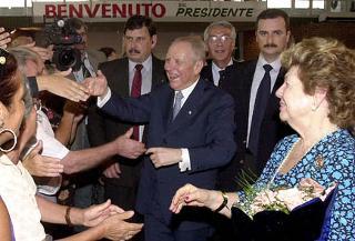 Il Presidente Ciampi con la moglie Franca salutati dagli italiani in Uruguay al termine della visita alla loro Casa