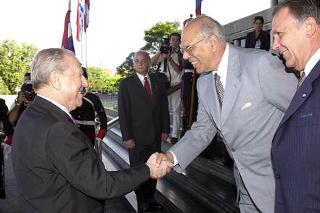 Il Presidente Ciampi accolto dal Presidente della Repubblica Orientale dell'Uruguay Jorge Batlle al suo arrivo all'Edificio Libertad