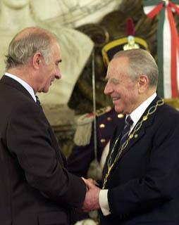 Il Presidente Ciampi con il Presidente Fernando De La Rùa subito dopo aver ricevuto la più alta Onorificenza della Repubblica Argentina