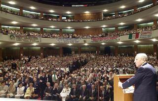 Il Presidente Ciampi mentre parla agli italiani di Argentina al Teatro Coliseo