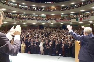 Il Presidente Ciampi saluta i nostri Connazionali al termine del suo intervento al Teatro Coliseo
