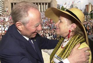 Il Presidente Ciampi abbraccia una delle prime emigranti in terra Argentina