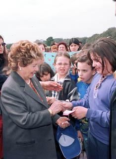 La Signora Franca Pilla Ciampi mentre firma autografi ad alcuni studenti alla Festa di Primavera nell'ambito del &quot;Progetto Scuola&quot;