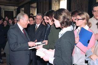 Il Presidente Ciampi con alcuni studenti, ricevuti al Quirinale, nell'ambito del &quot;Progetto Scuola&quot;