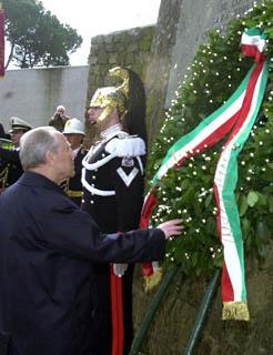 Il Presidente Ciampi depone una corona di alloro sulla lapide che ricorda le vittime dell'eccidio alle Fosse Ardeatine