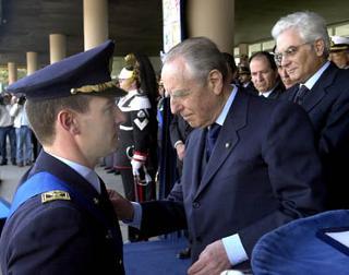 Il Presidente Ciampi consegna al Ten. Col. Pil. Pietro Venanzi una medaglia di bronzo al Valore Aeronautico