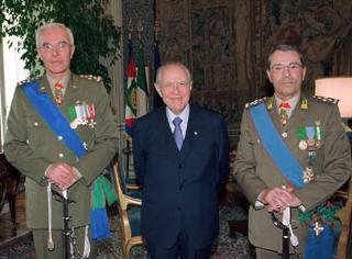 Il Presidente Ciampi con il nuovo Capo di Stato Maggiore della Difesa Gen. Rolando Mosca Moschini (a sinistra) e il Ten. Gen. Alberto Zignani, nuovo Comandante Generale della Guardia di Finanza