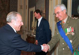 Il Presidente Ciampi con il nuovo Capo di Stato Maggiore della Difesa Gen. Rolando Mosca Moschini