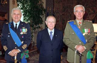 Il Presidente Ciampi con il nuovo Capo di Stato Maggiore della Difesa Gen. Rolando Mosca Moschini (a destra nella foto) e il Gen. Mario Arpino