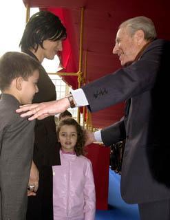 Il Presidente Ciampi subito dopo aver consegnato alla Sig.ra Filomena, accompagnata dai figli, la Medaglia d'Oro alla Memoria di suo marito Tommaso Capossele