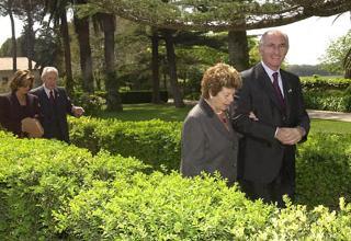 Il Presidente Fernando De la Rua con la moglie Inès Pertinè, ospiti del Presidente Carlo Azeglio Ciampi e della moglie Franca, a passeggio nei giardini della tenuta Presidenziale di Castelporziano