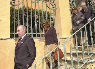 Il Presidente della Repubblica Argentina Fernando De la Rua con la moglie Inès Pertinè ed il Presidente Ciampi con la moglie Franca durante la visita ai giardini della tenuta di Castelporziano
