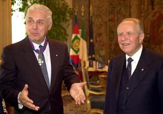 Il Presidente Ciampi con il Gen. Mario Arpino, insignito dell'onorificenza di Grande Ufficiale Ordine Militare d'Italia