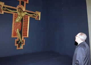 Il Presidente Ciampi osserva il Crocifisso ligneo di Cimabue appena restaurato