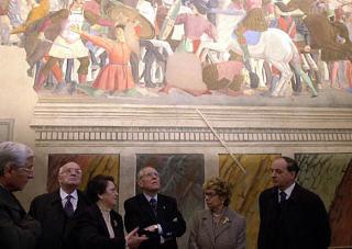 Il Presidente Ciampi con la moglie Franca osserva gli affreschi di Piero della Francesca recentemente restaurati