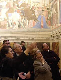 Il Presidente Ciampi e la moglie Franca osservano gli affreschi di Piero della Francesca