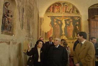 Il Presidente Ciampi con la Prof.ssa Anna Maria Maetzke mentre gli illustra i recenti restauri degli affreschi di Piero della Francesca