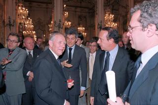 Il Presidente Ciampi si intrattiene, al termine della cerimonia di consegna dei Premi Saint Vincent per il Giornalismo con i Direttori dei Telegiornali: Elkan di TMC, Mimun del TG2, e Mentana del TG5