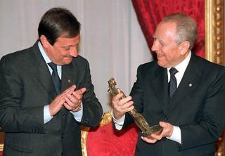Il Presidente Ciampi durante la cerimonia della 36^ edizione del Premio "Saint Vincent di Giornalismo", con il Presidente della Giunta della Regione Autonoma della Valle d'Aosta Dino Vièrin