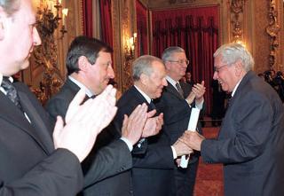 Il Presidente Ciampi consegna il Premio "Saint Vincent di Giornalismo" alla carriera a Mario Cervi. Da sinistra il Presidente della F.N.S.I. Lorenzo Del Boca, il Presidente della Giunta della Regione Autonoma della Valle d'Aosta Dino Vièrin, il Capo dello Stato e il Segretario generale del Quirinale Gaetano Gifuni