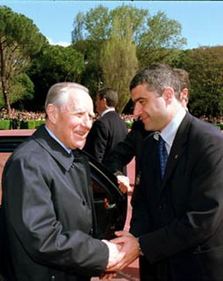 Il Presidente Ciampi viene accolto dal Ministro per le Politiche Agricole e Forestali Alfonso Pecoraro Scanio in occasione della cerimonia di Giuramento del 2° Contingente degli Allievi Agenti Guardie Forestali del 46° Corso "Monte Vettore"
