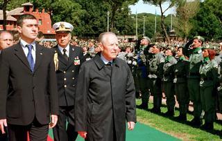 Il Presidente Ciampi, con il Ministro per le Politiche Agricole e Forestali Alfonso Pecoraro Scanio e il Consigliere Militare Amm. Sergio Biraghi, passa in rassegna i Reparti degli Allievi Agenti Guardie Forestali in occasione della cerimonia di Giuramento del 46° Corso "Monte Vettore"