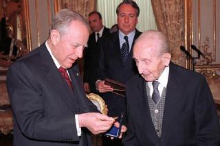 Il Presidente Ciampi consegna una Medaglia d'Oro al Prof. Ardito Desio