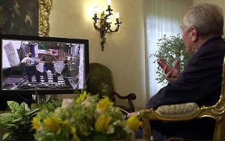 Il Presidente Ciampi a colloquio con l'astronauta Umberto Guidoni in orbita intorno alla Terra