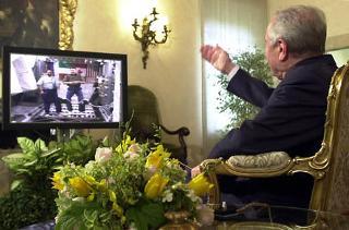 Il Presidente Ciampi saluta l'astronauta Umberto Guidoni al termine del collegamento dallo spazio