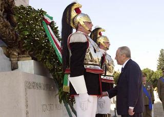 Il Presidente della Repubblica Carlo Azeglio Ciampi depone una corona d'alloro all'Altare della Patria in occasione del 56° Anniversario della Liberazione