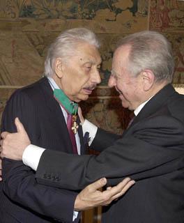 Il Presidente Carlo Azeglio Ciampi con il Prof. Igor Man dopo essere stato insignito dell'Onorificenza di Grande Ufficiale dell'Ordine al Merito della Repubblica Italiana