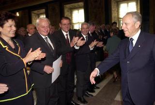 Il Presidente Ciampi viene salutato da alcuni nuovi Maestri del Lavoro, in occasione della cerimonia di consegna delle Stelle al Merito del Lavoro
