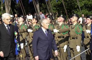Il Presidente Carlo Azeglio Ciampi passa in rassegna un Reparto d'Onore dell'Esercito