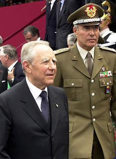 Il Presidente Ciampi con il Gen. Rolando Mosca Moschini, Capo di Stato Maggiore della Difesa, in piazza San Carlo in occasione della Festa dell'Esercito