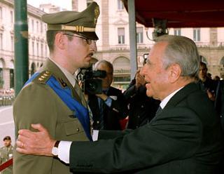 L'abbraccio del Presidente Ciampi al Ten. f. Roberto Como, Medaglia d'Oro al Valore dell'Esercito, durante la cerimonia della Festa dell'Esercito