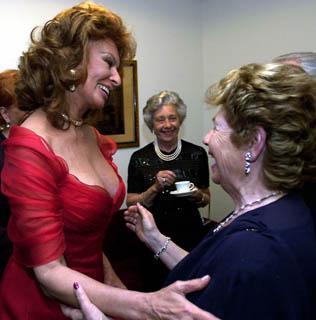 La signora Franca Pilla Ciampi con Sofia Loren durante l'intervallo de &quot;Il Trovatore&quot;, rappresentato per la 64°edizione del Maggio Fiorentino