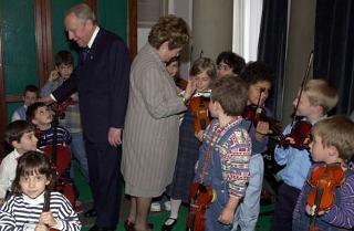 Il Presidente Ciampi con la moglie Franca si intrattiene con un gruppo di giovanissimi allievi della Scuola di Musica di Fiesole