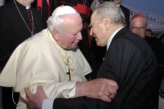 Il Presidente Ciampi accoglie il Papa al rientro dal viaggio in Grecia, Siria e Malta