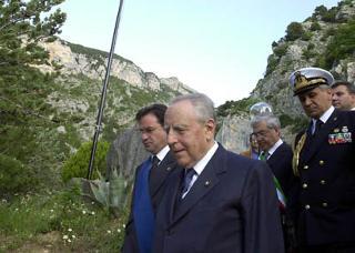 Il Presidente Ciampi, con alle spalle il sentiero che ha percorso durante l'attraversamento della Maiella da militare, poco prima di rendere omaggio al Sacarario dei Caduti