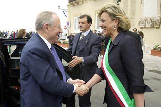 Il Presidente Ciampi accolto dal Sindaco della città di Taranto Rosanna Di Bello