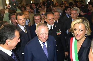 Il Presidente Ciampi insieme al Sindaco Rossana Di Bello e ai componenti della Giunta nel Salone degli Specchi del Comune