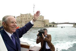 Il Presidente Ciampi durante la visita alle banchine ed alle strutture arsenalizie in Mar Piccolo, saluta i cittadini di Taranto