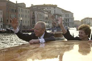 Il Presidente Ciampi e la Signora Franca Pilla al loro arrivo nella città Lagunare, in occasione della cerimonia di inaugurazione del Teatro Malibran, rispondono ai saluti dei veneziani